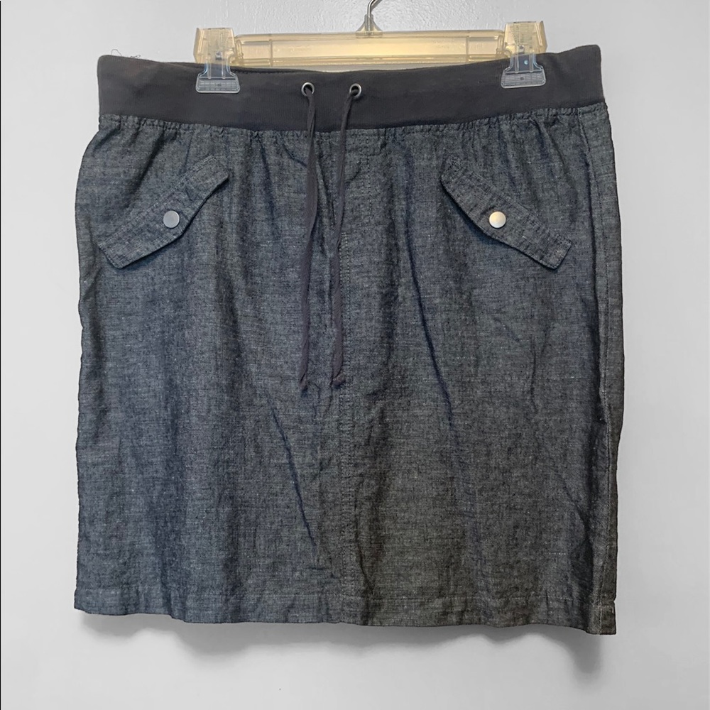 Women’s grey skirt with pockets.